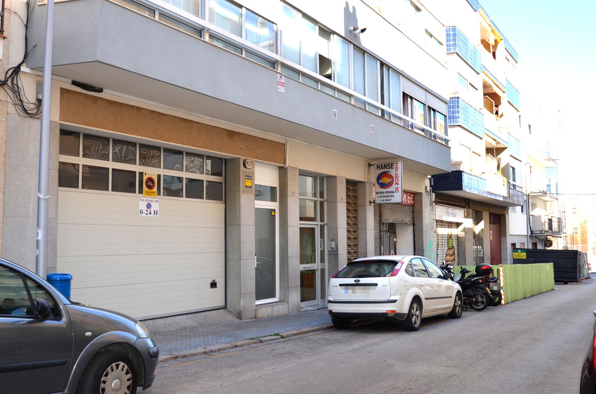 Ref. 03-22288/1098 - Local comercial de lloguer