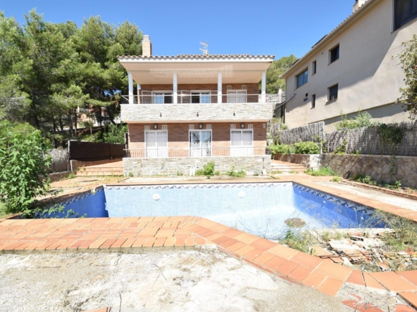 Ref. 03-11690/1098 - En venda! Àmplia i lluminosa casa amb jardí i piscina a Canyelles