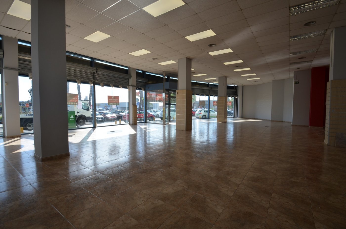 Ref. 03-22348/1098 - Very commercial rental premises located in VIP area