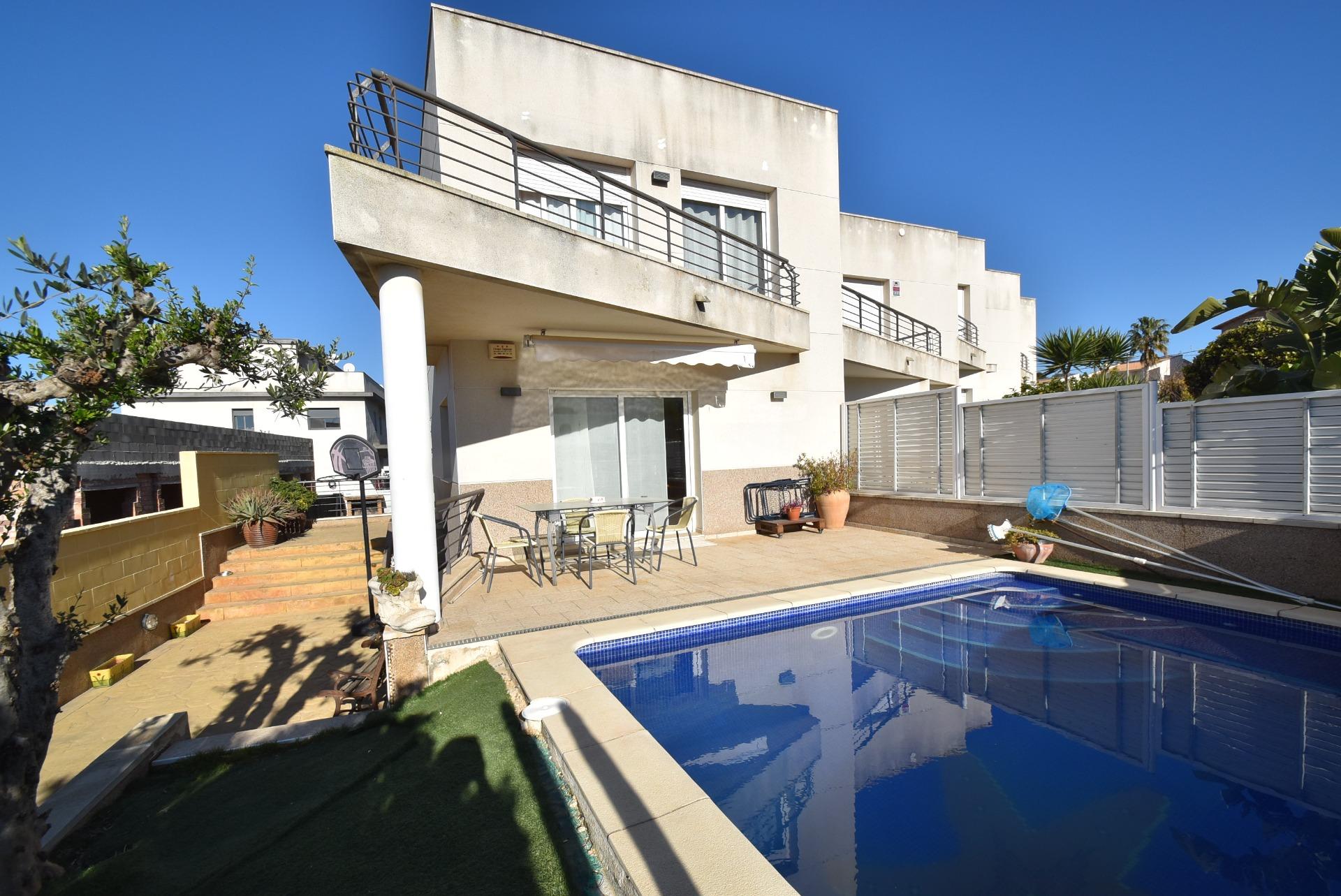 Ref. 03-11692/1098 - Casa en venda amb piscina