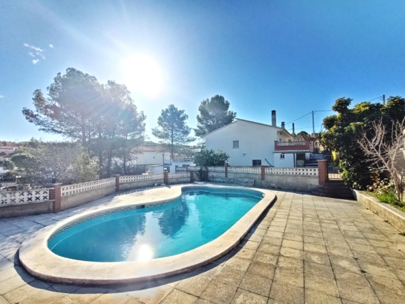 Ref. 24-762/1296 - Casa cantonera, ben situat, amb piscina i vistes