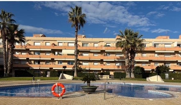 Ref. 25-5432/1468 - Pis amb pk al costat del mar i amb piscina comunitària!