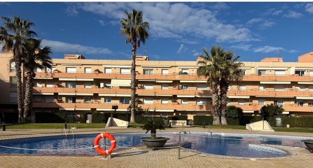 Ref. 25-5432/1468 - Pis amb pk al costat del mar i amb piscina comunitària!