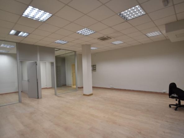 Ref. 03-21144/1098 - Commercial premises for rent