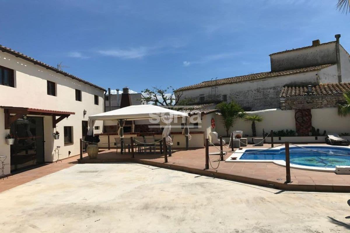 Ref. 4870 - Spectacular property for sale in Vilobí del Penedès with three houses, a large garden with a swimming pool and