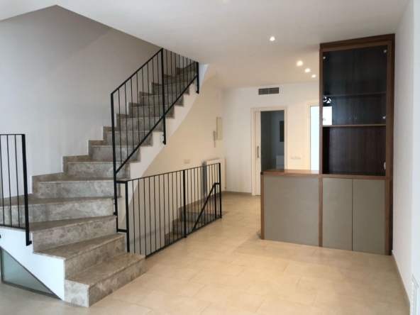 Ref. 6301 - Semi-new townhouse-style apartment just a step away from the beach in Sitges.